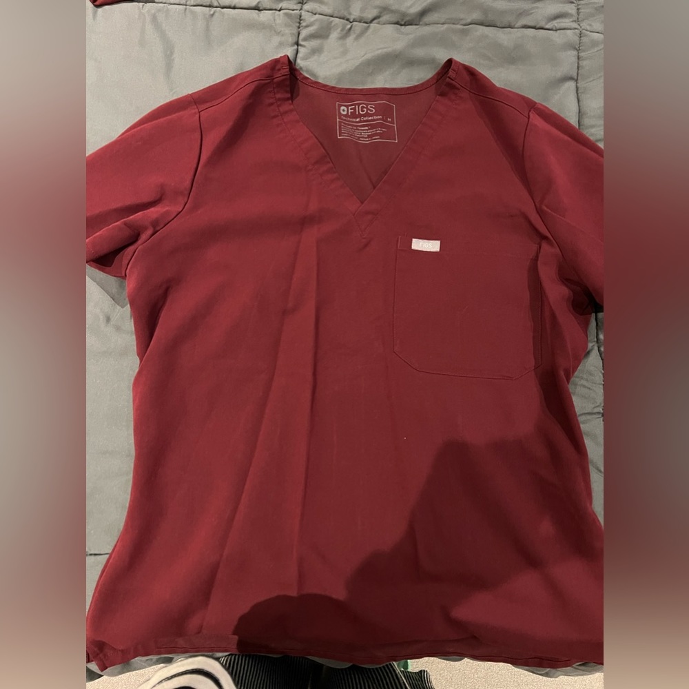 Figs maroon top M